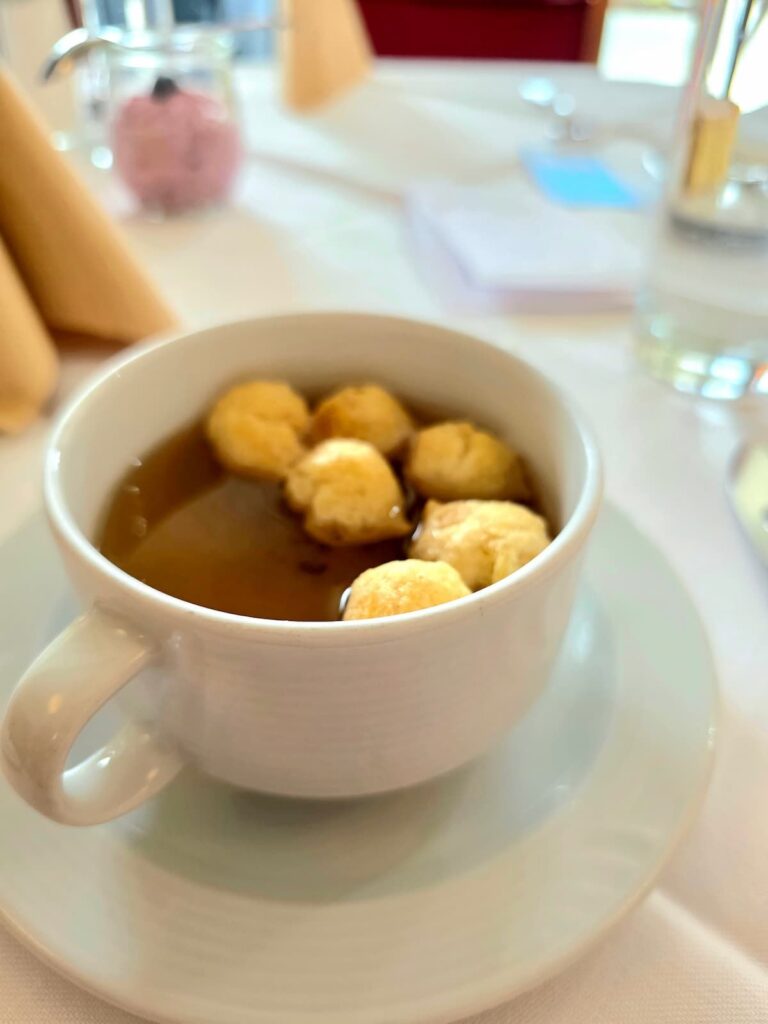 Gemüsebrühe mit Profiteroles