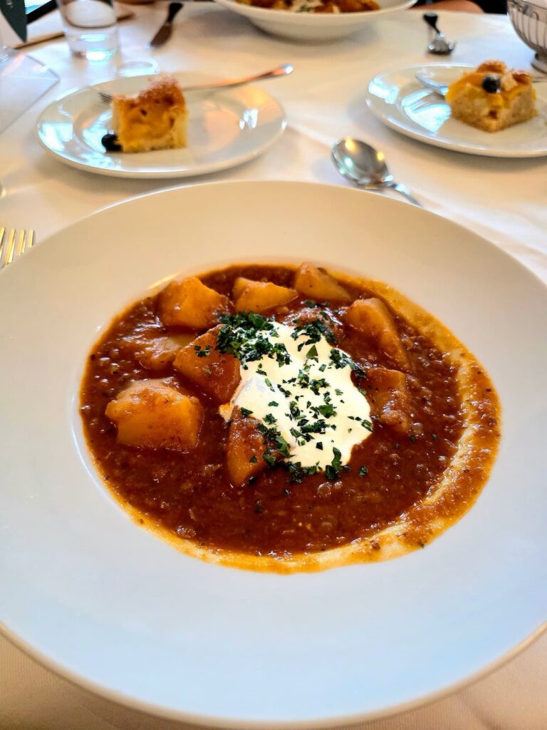 Herzhaftes Kartoffelgulasch mit Linsen und Sauerrahmdip
