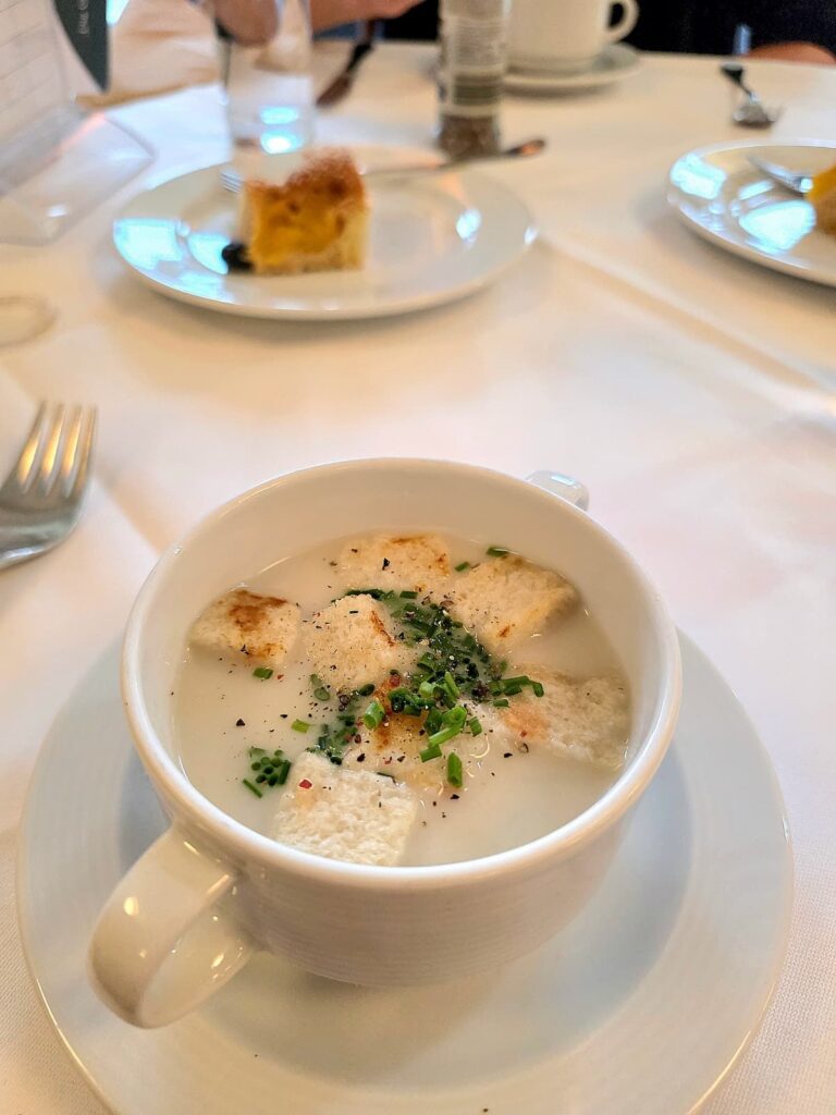 Knoblauchcremesuppe mit Croutons