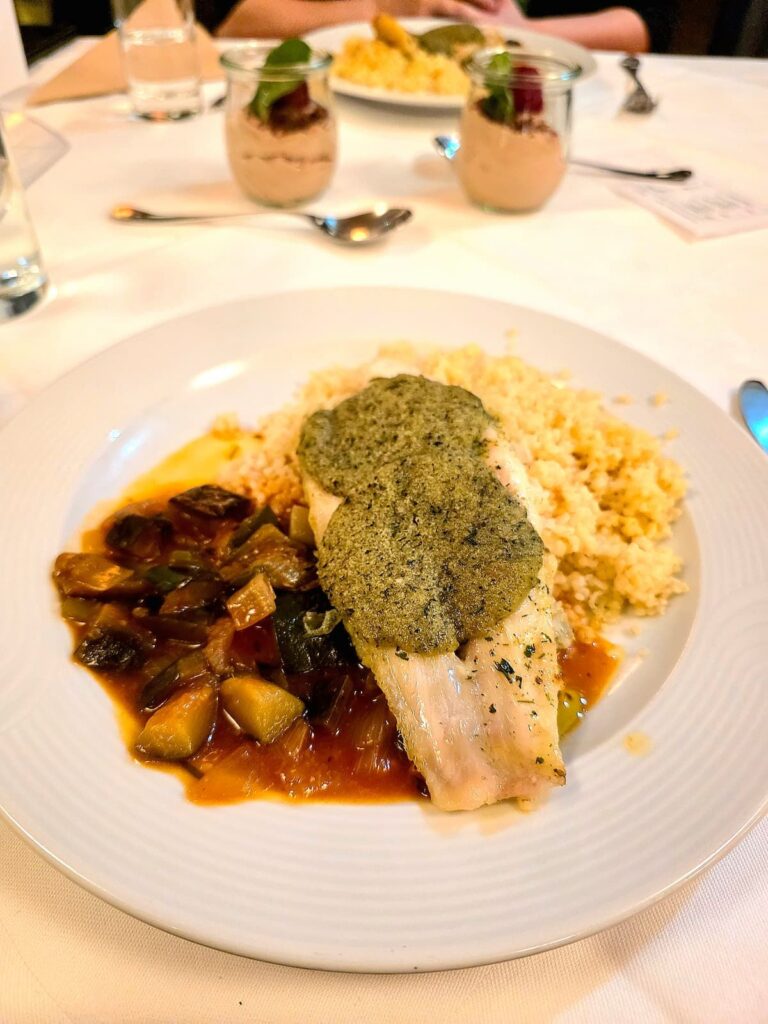 Gebratenes Haiwelsfilet in Kräuterhaube mit mediterranem Gemüse und Bulgur