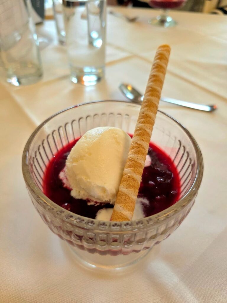 Vanilleeis mit roter Grütze und Hohlhippe