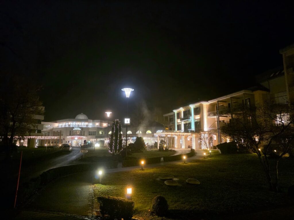 Warmbaderhof und Kurzentrum bei Nacht