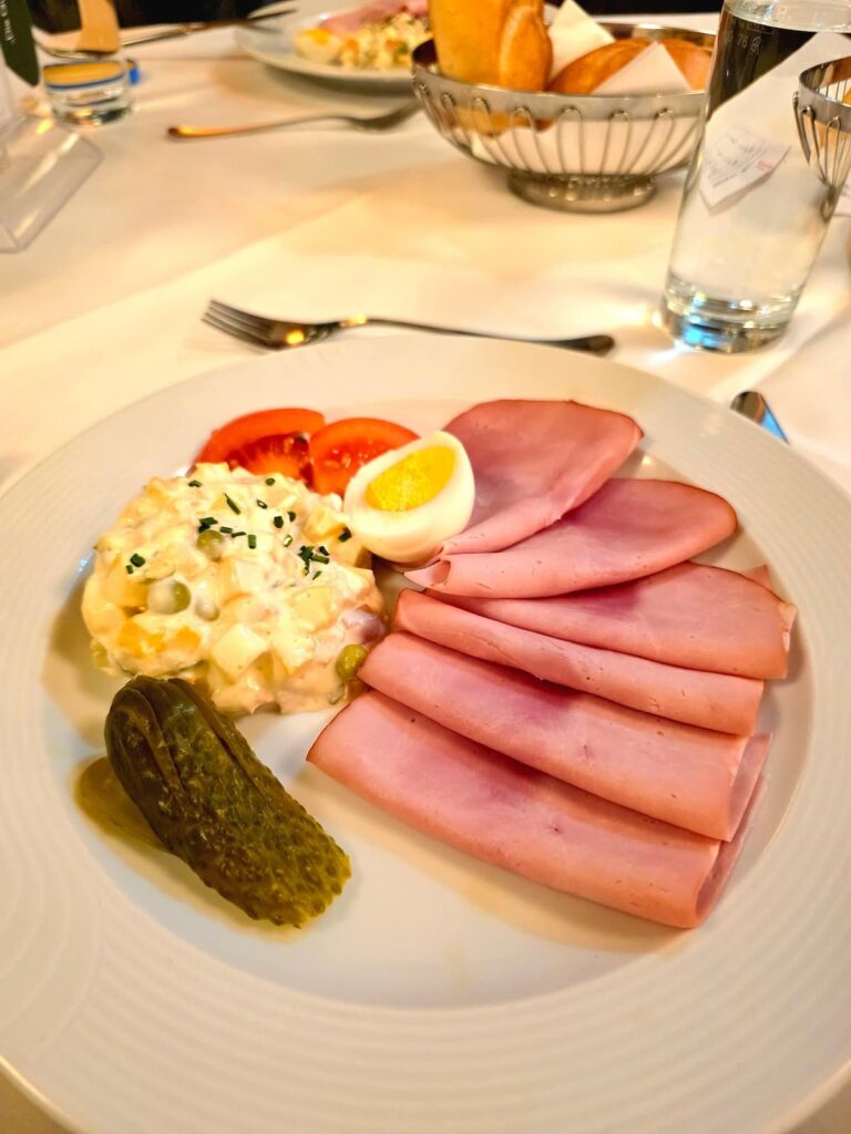 Saftschinken mit französischem Salat und hartgekochtem Ei