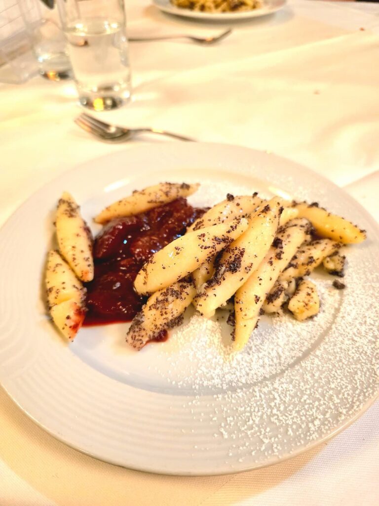 Mohnnudeln mit Zwetschkenröster