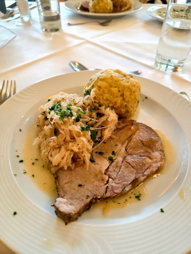 Schweinsbraten mit Natursaftl, Gabelkraut und Semmelknödel