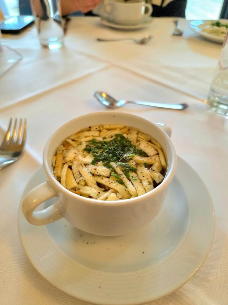 Gemüsebrühe mit Frittaten