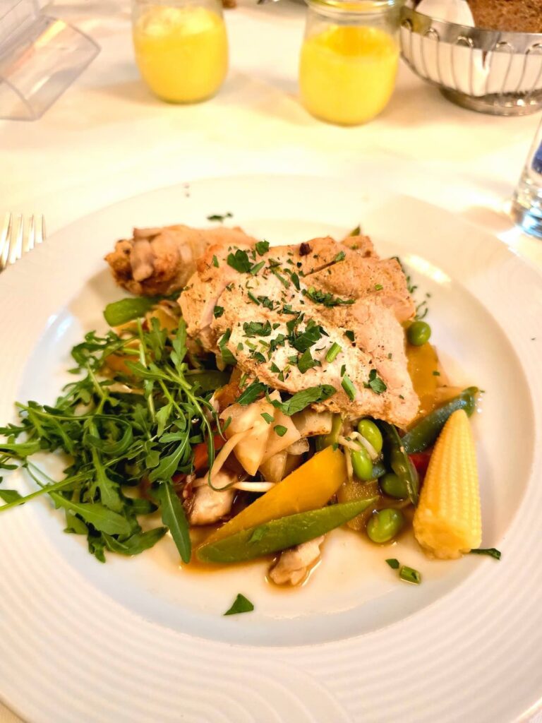 Asiatischer Gemüsesalat mit marinierter kalter Hühnerbrust