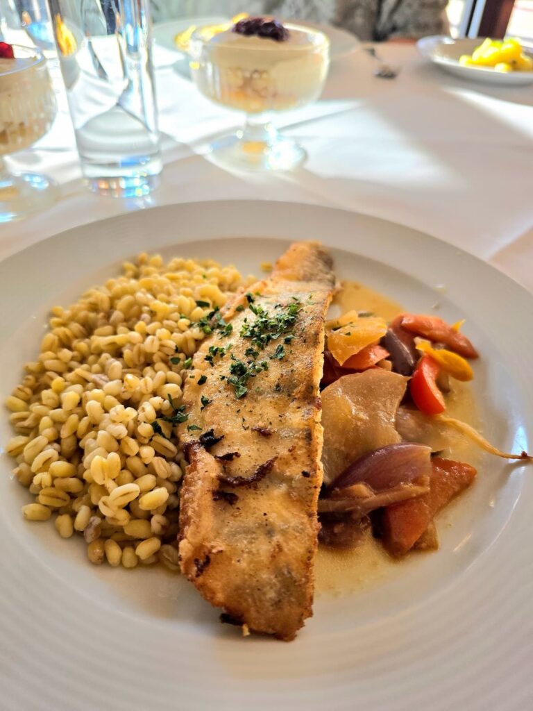 Gebratenes Zanderfilet auf Wokgemüse mit Zartweizen