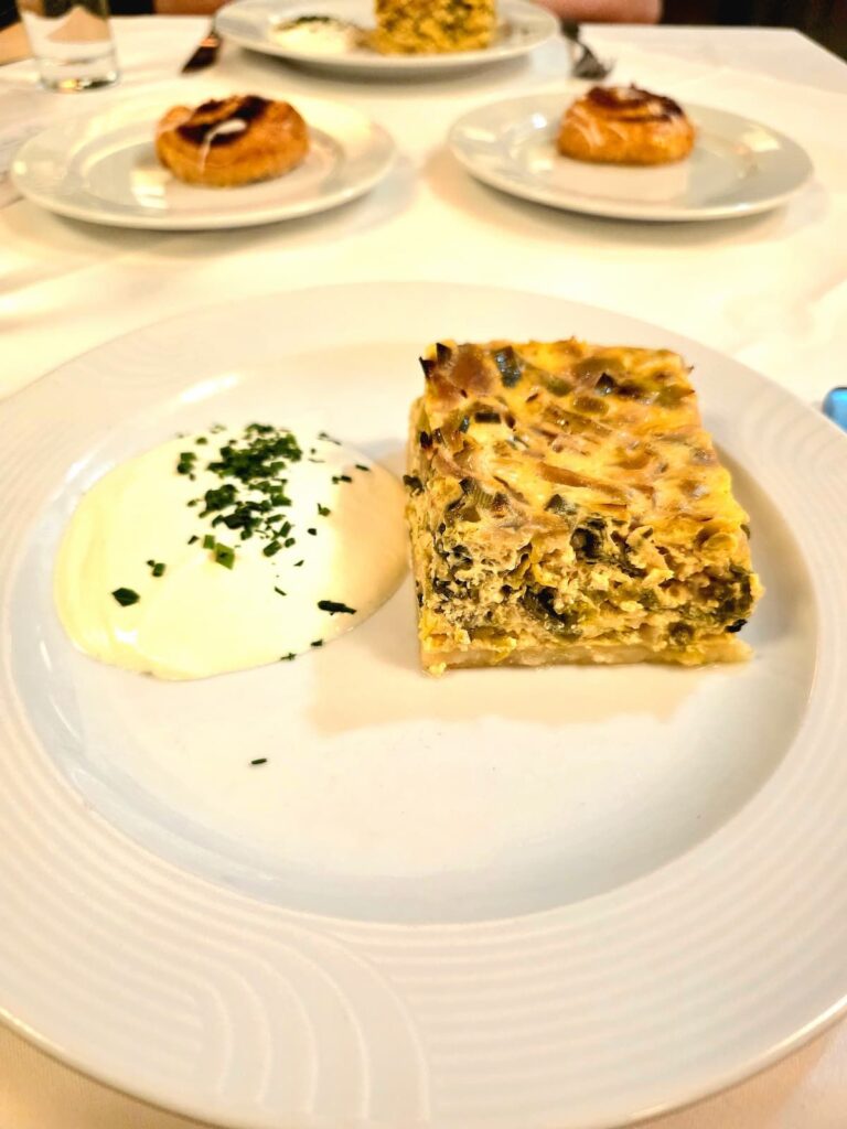 Zwiebel-Lauchkuchen mit Sauerrahmdip