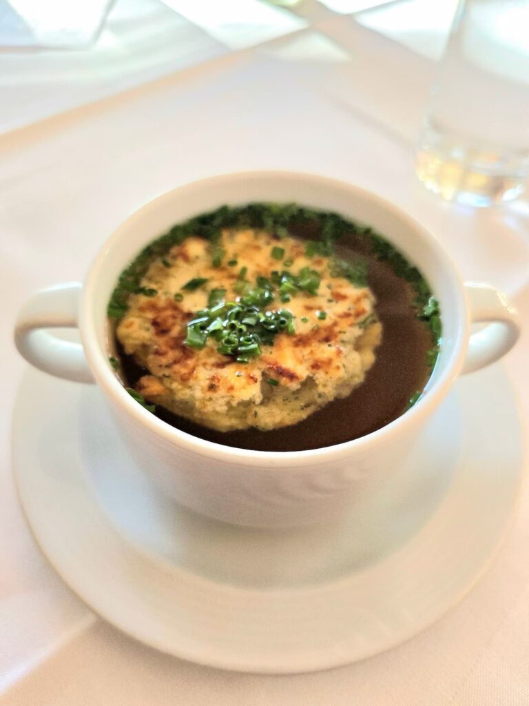Klare Gemüsesuppe mit Kaspressknödel