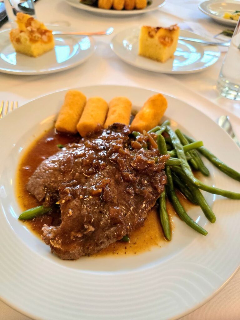 Zwiebelrostbraten mit Prinzessbohnen und Kroketten