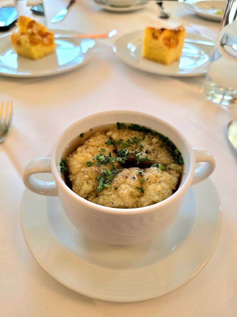 Zwiebelsuppe mit Käsecroutons