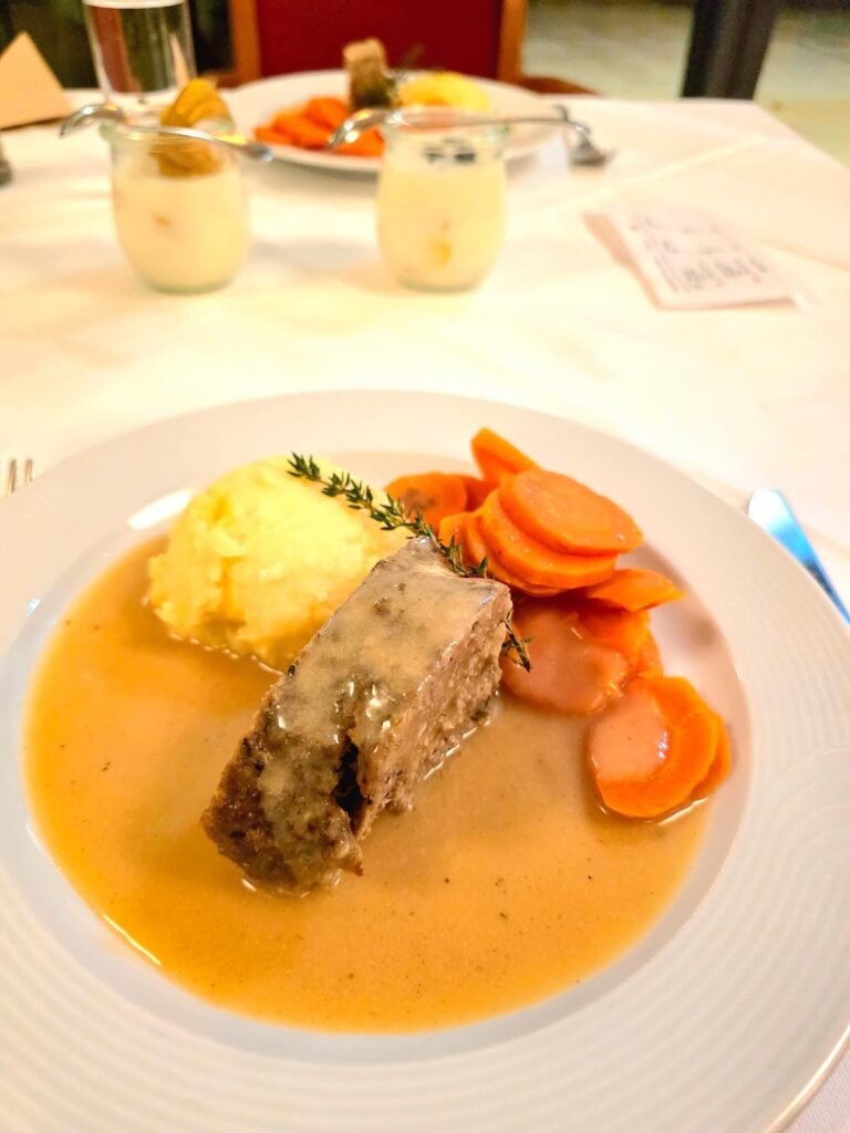 Faschierter Braten mit Senfsauce dazu Kartoffelpüree und Karottengemüse