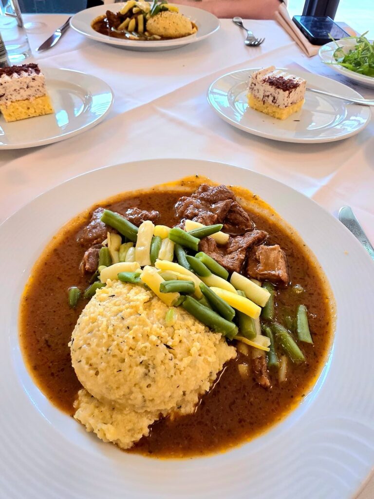 Gulasch mit Polenta di Storo und grünen sowie gelben Bohnen