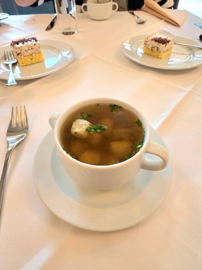 Gemüsebrühe mit Schöberl