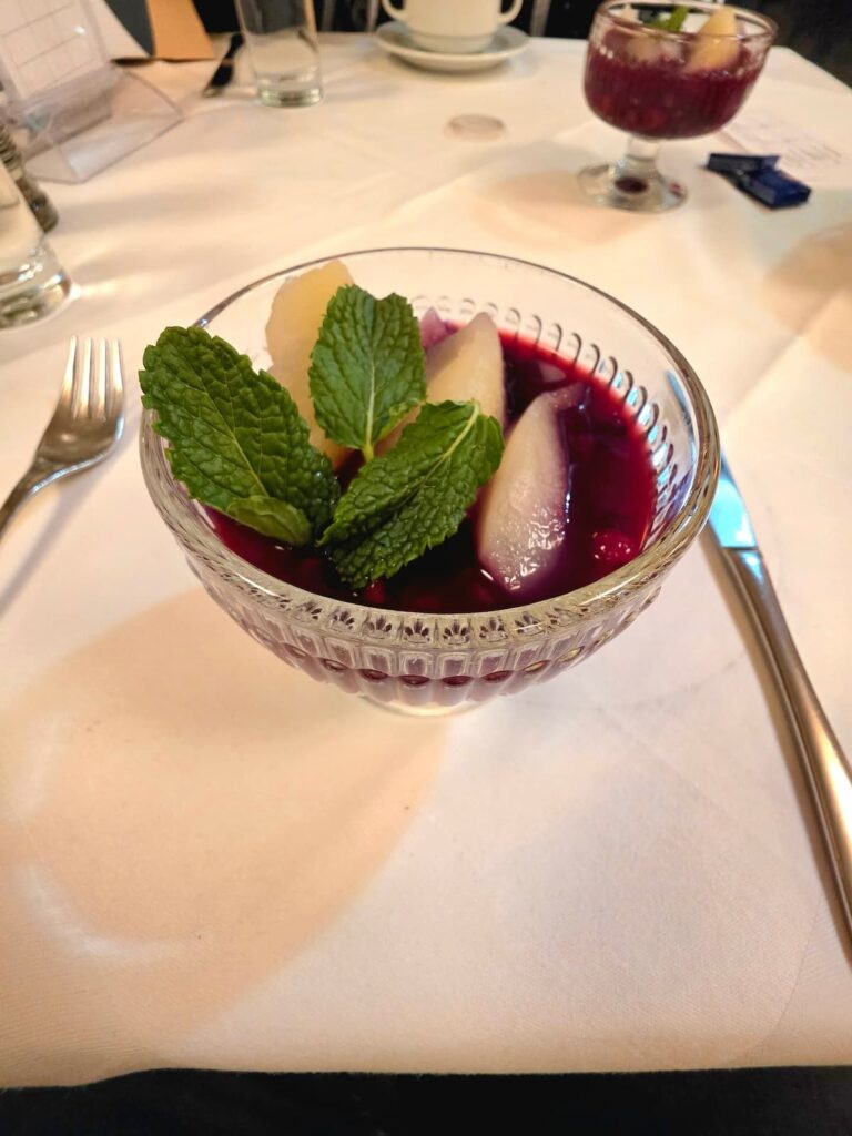 Birnenscheiben im Beerenkompott und frischer Minze