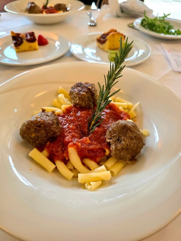 Polpetti (faschierte Fleischbällchen) mit Tomatenragout und Maccaroni