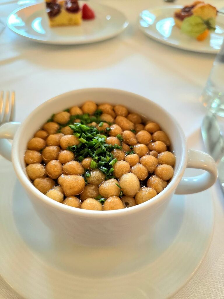 Rindsuppe mit Backerbsen, Josefinenhof