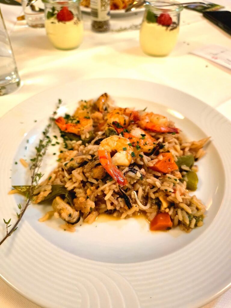 Gebratener Reis mit Meeresfrüchten und gegrillten Shrimpsspieß