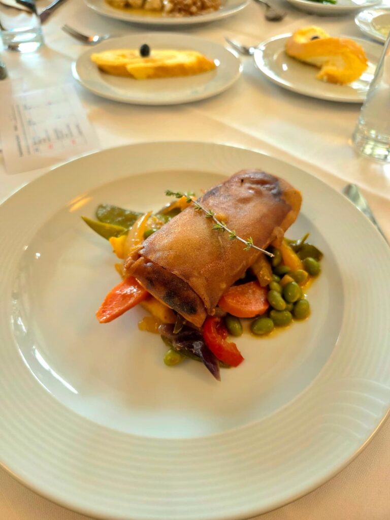 Vegetarische Frühlingsrolle auf Wokgemüse mit Sojabohnen