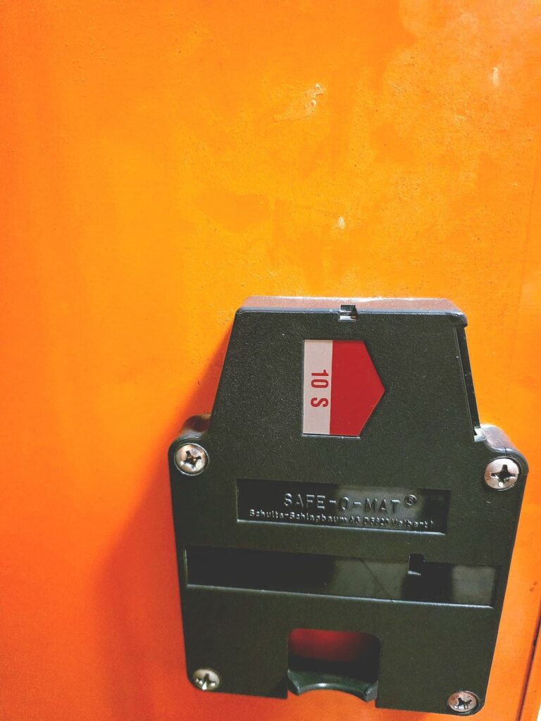 Umkleidekasten im Thermal-Urquellbad in Warmbad Villach mit 10-Schilling-Einwurfschloss