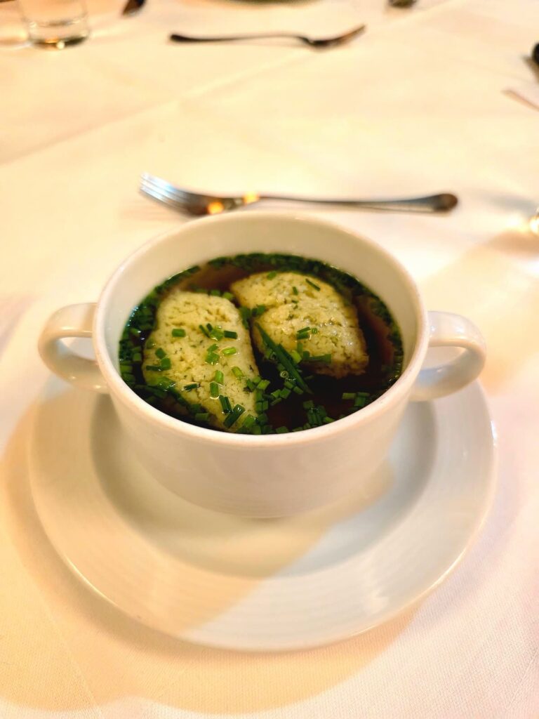 Klare Gemüsesuppe mit Spinatnockerl