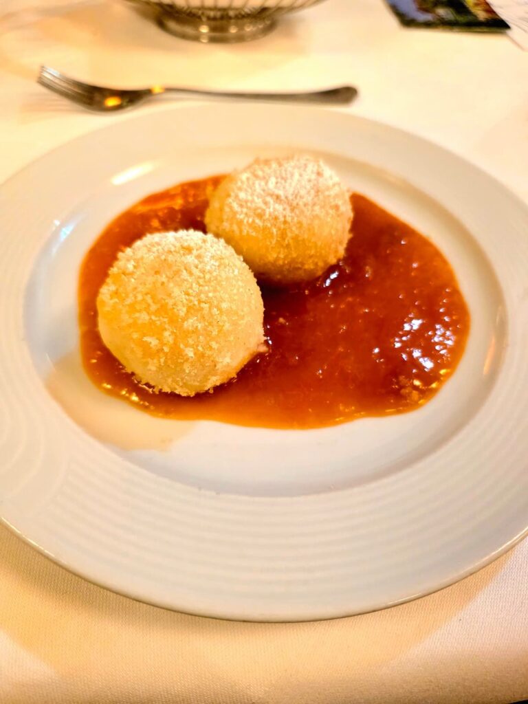 Marillenknödel mit Butterbrösel und Fruchtspiegel