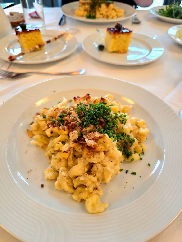 Käsespätzle mit Röstzwiebel und Schnittlauch
