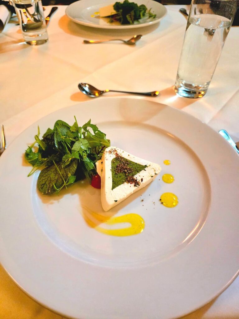 Ziegenfrischkäseterrine auf Wildkräutersalat, Josefinenhof, Warmbad Villach