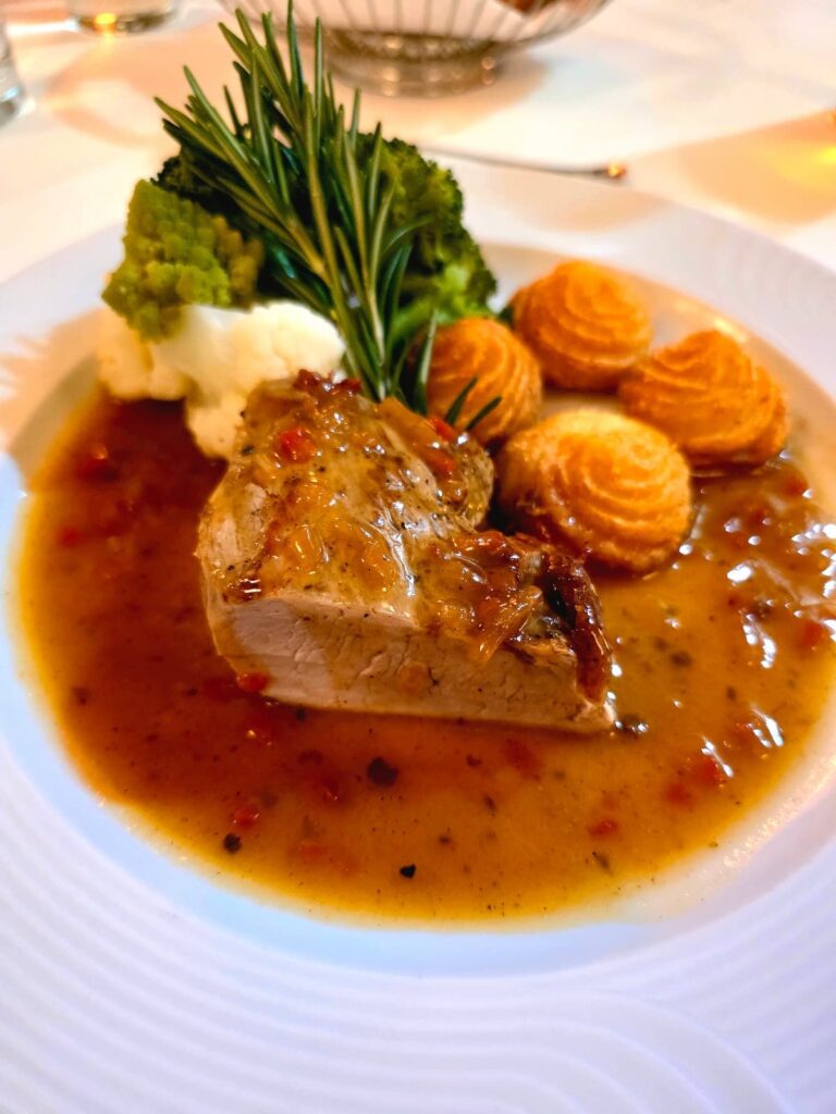 Gegrilltes Schweinefilet in Pfefferrahmsauce mit Duchessekartoffeln und Röschengemüse, Josefinenhof, Warmbad Villach