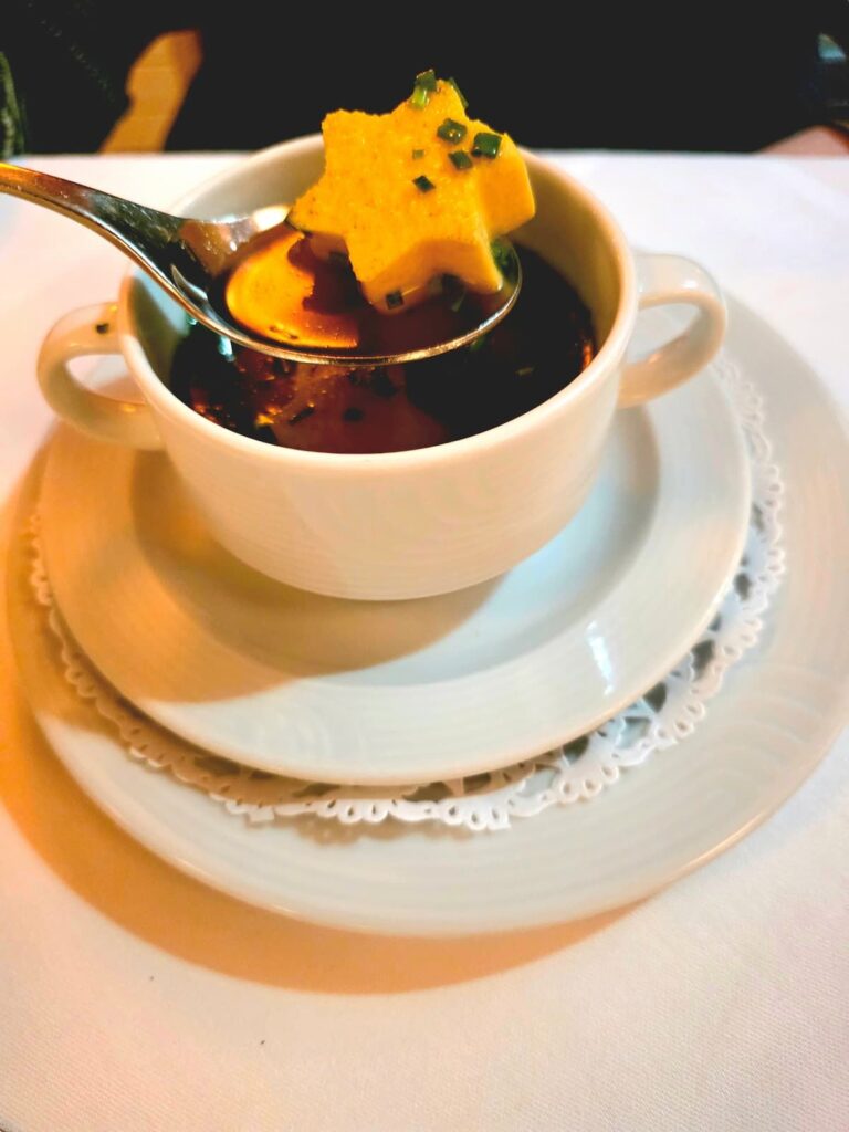 Wildbouillon mit Sherry dazu Gemüseperlen und Eistichsterne, Josefinenhof, Warmbad Villach