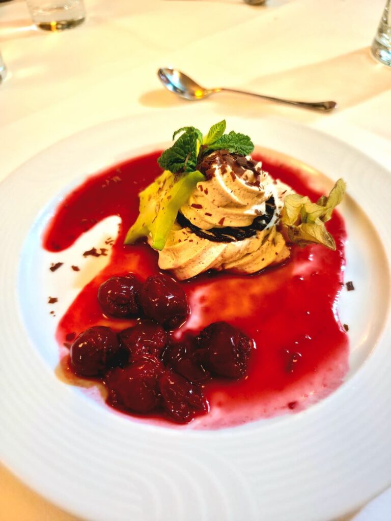 Lebkuchenmousse auf Sauerkirschenragout, Josefinenhof, Warmbad Villach