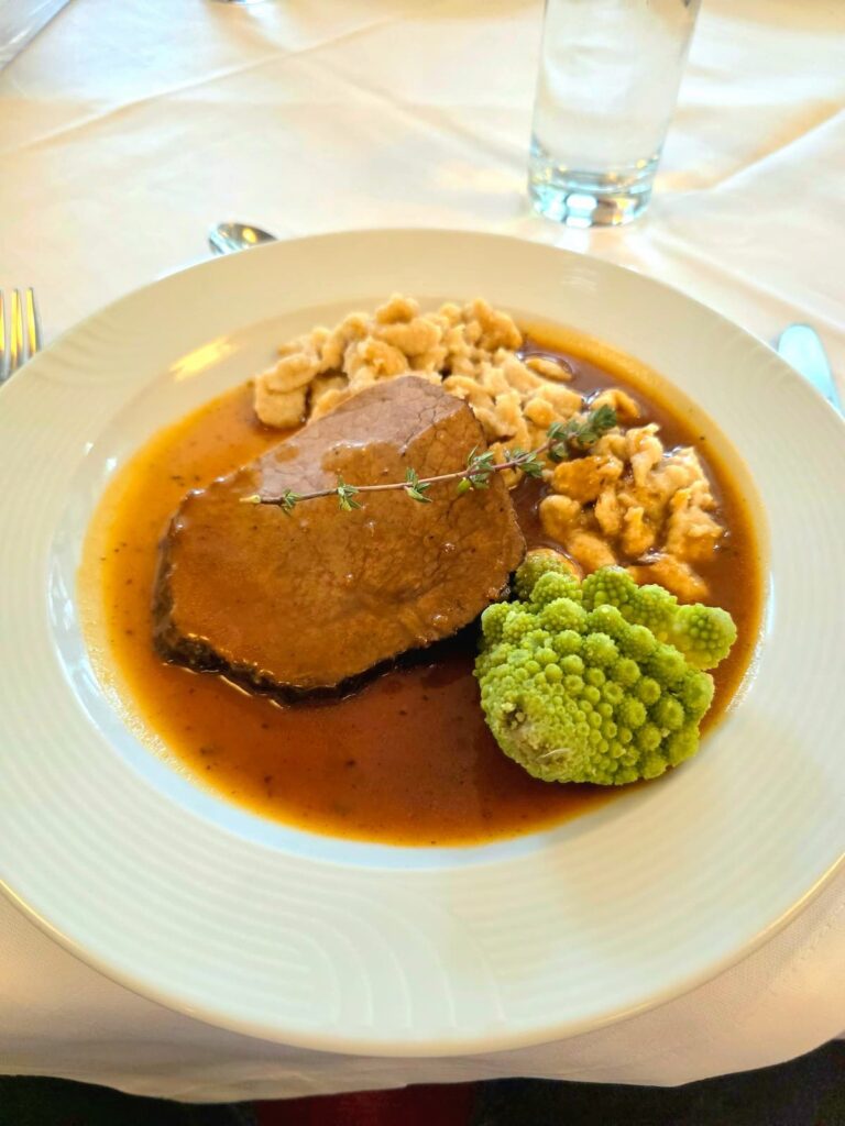 Lavanttaler Mostbraten mit Romanesco und Vollkorndinkelnockerl, Josefinenhof