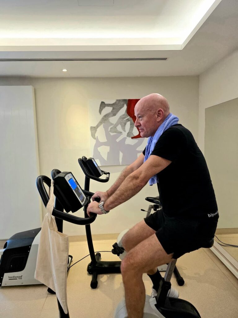 Nicolas Mikulas beim Ausdauertraining in Josefinenhof vor dem Bild des Künstlers Ondrej Kohout