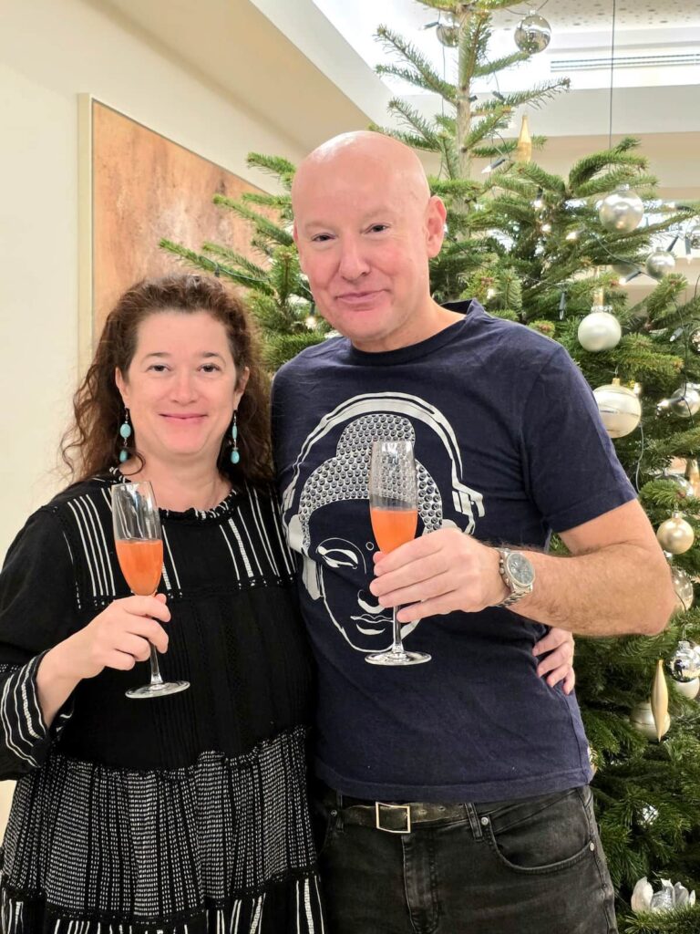Nicole Schwarzbier und Nicolas Mikulas mit einem Aperitif beim Christbaum im Josefinenhof