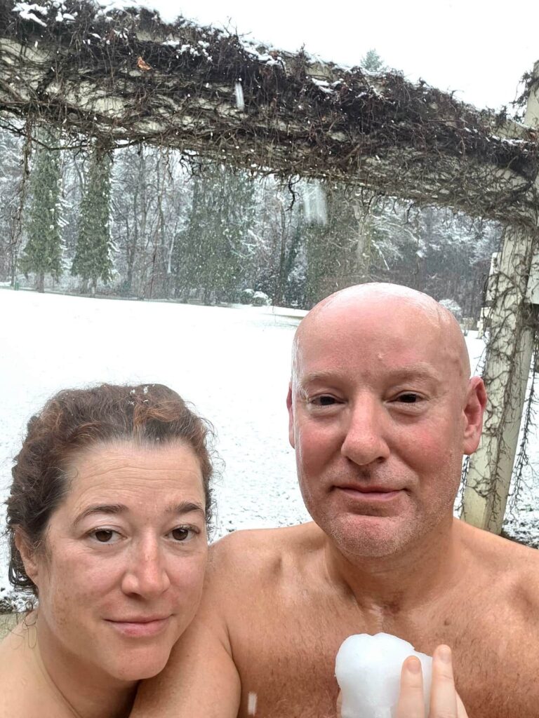 Nicole Schwarzbier und Nicolas Mikulas kühlen sich im Schnee nach einem Saunagang im Josefinenhof