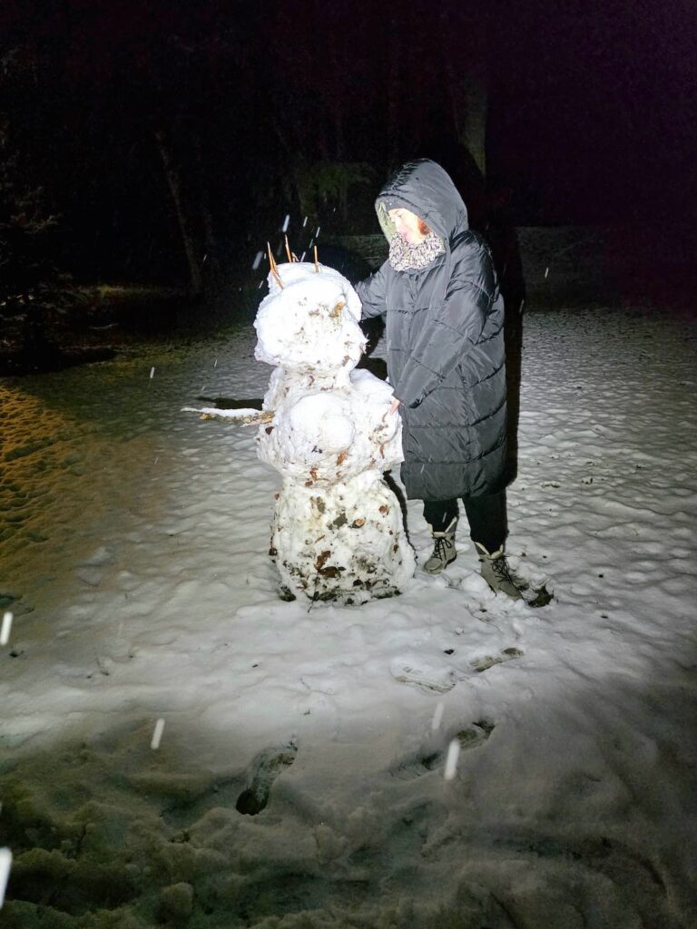 Nicole Schwarzbier mit einem Schneeball im Schützenpark in Warmbad Villach