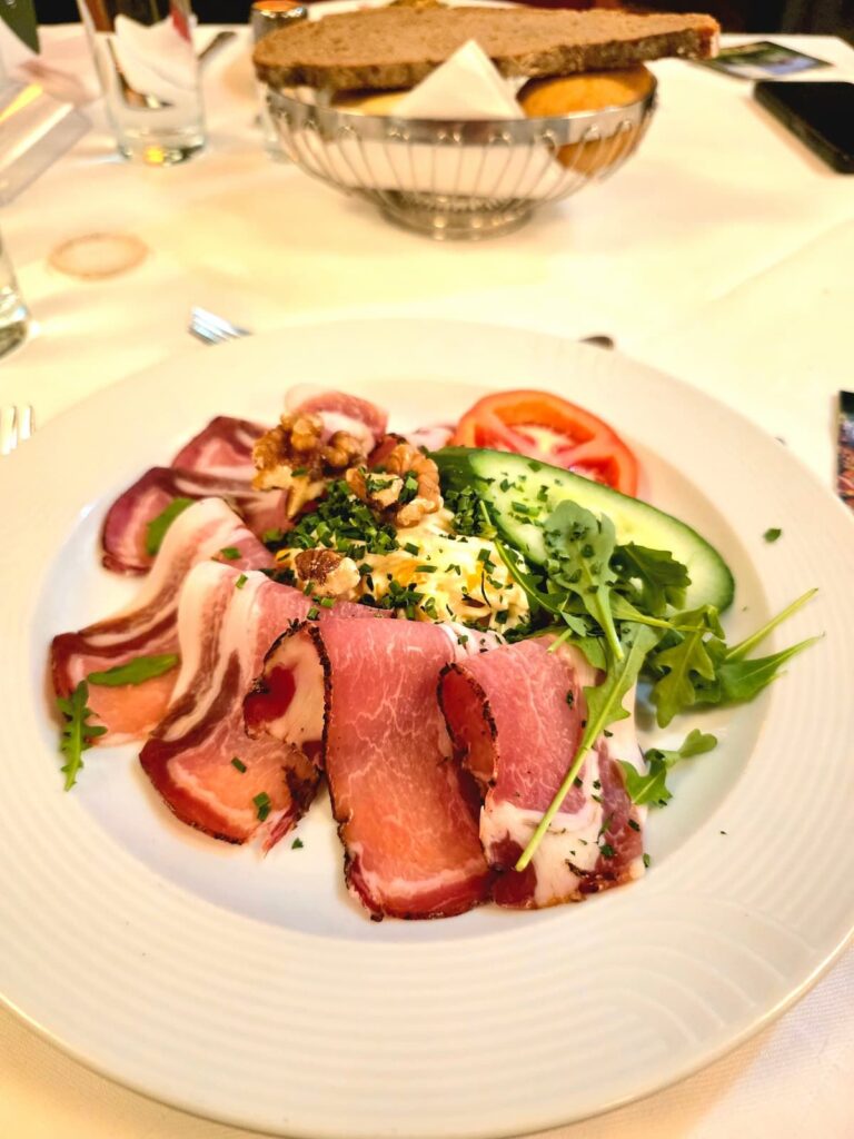 Waldorfsalat mit Walnüssen und Karreespeck fein garniert