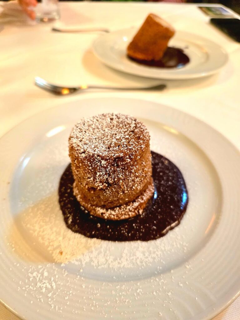 Maronisouffle mit Schokosauce