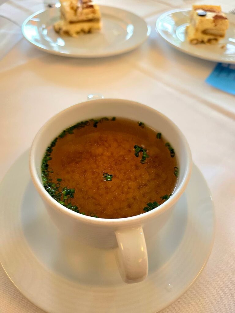 Gemüsebrühe mit Maisgrießdukaten