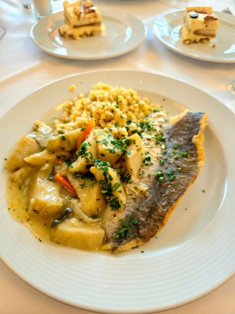 Gebratenes Kap-Seehechtfilet auf geschmorten Artischocken mit Zartweizen