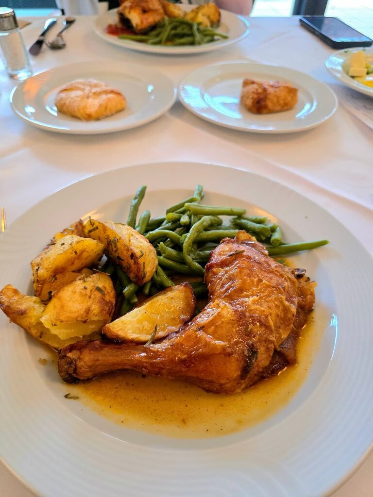 Grillhuhn mit grünen Bohnen und Rosmarinkartoffeln