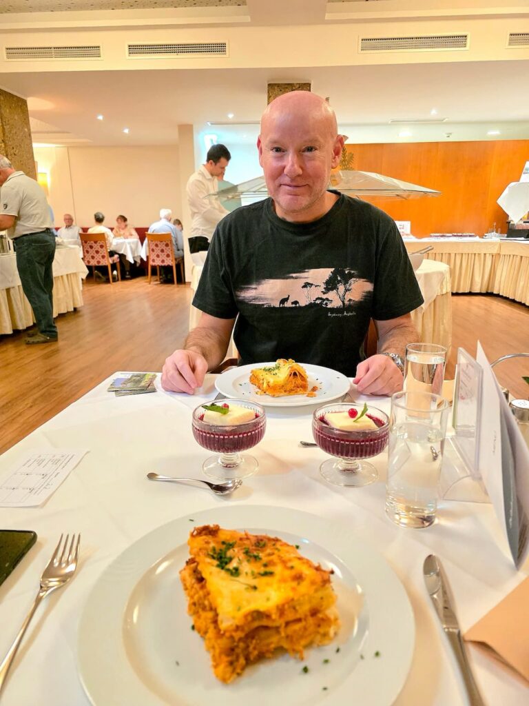 Nicolas Mikulas beim Mittagsstisch im Josefinenhof Warmbad Villach