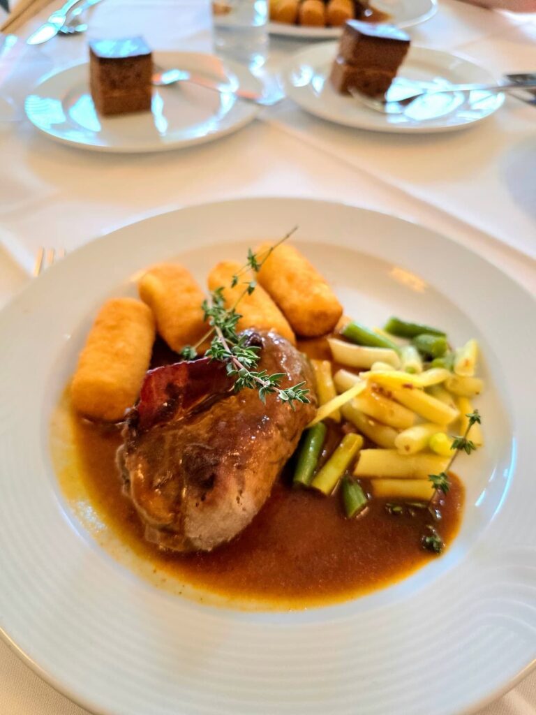 Rindsroulade (gefüllt mit Karotten, Speck, Zwiebel und Gurken) in Burgundersauce mit Kroketten und Speckboden