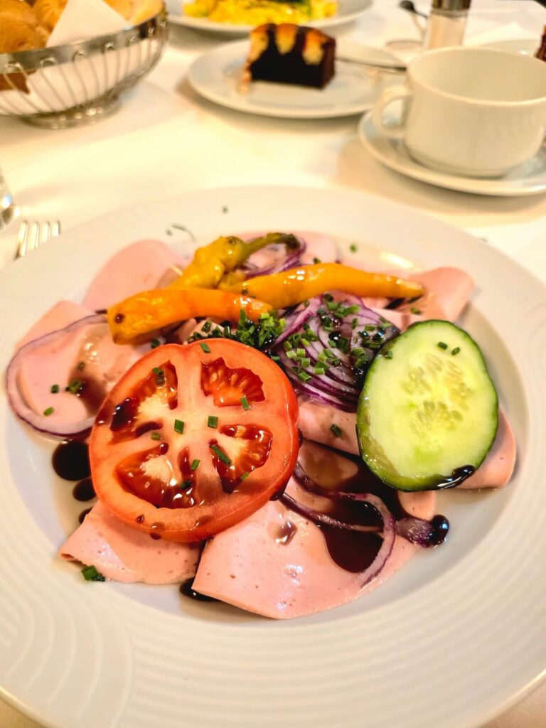 Magere Puten-Essigwurst fein garniert