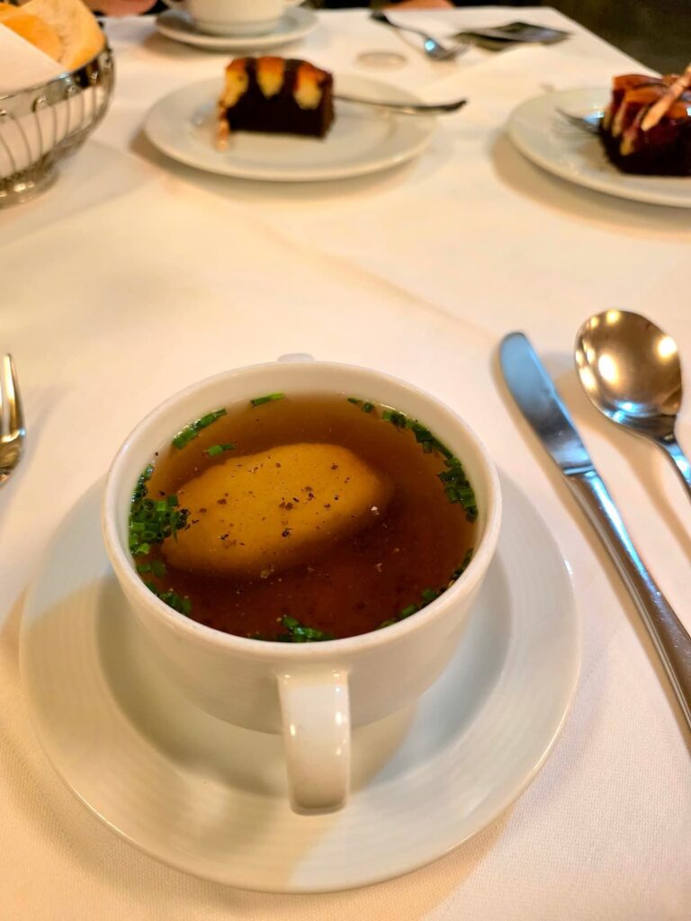 Klare Gemüsesuppe mit Grießnockerl