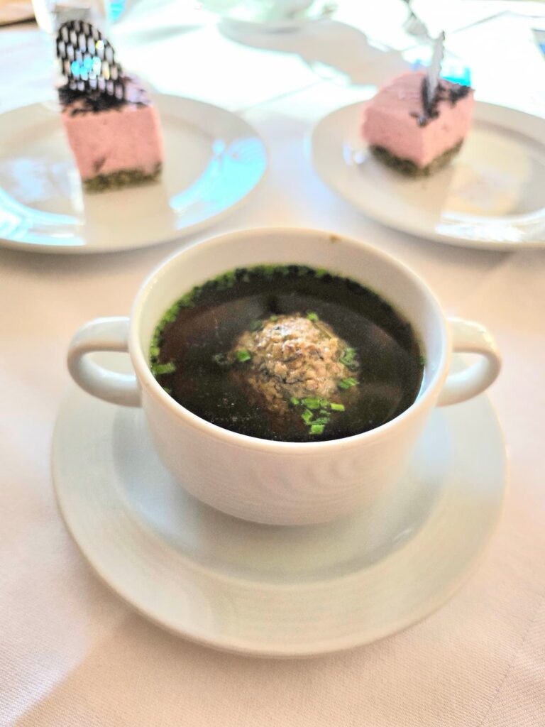 Klare Rindsuppe mit Leberknödel