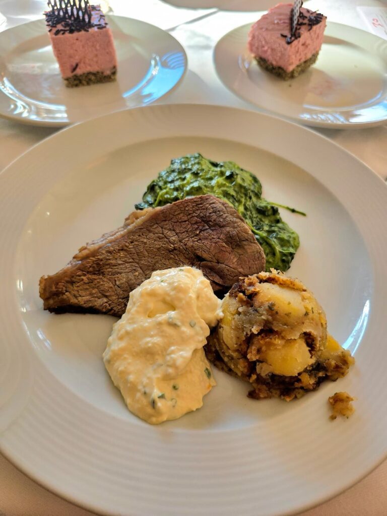 Gekochter Tafelspitz mit Rahmspinat, Kartoffelsterz und Schnittlauchsauce, Josefinenhof, Warmbad Villach