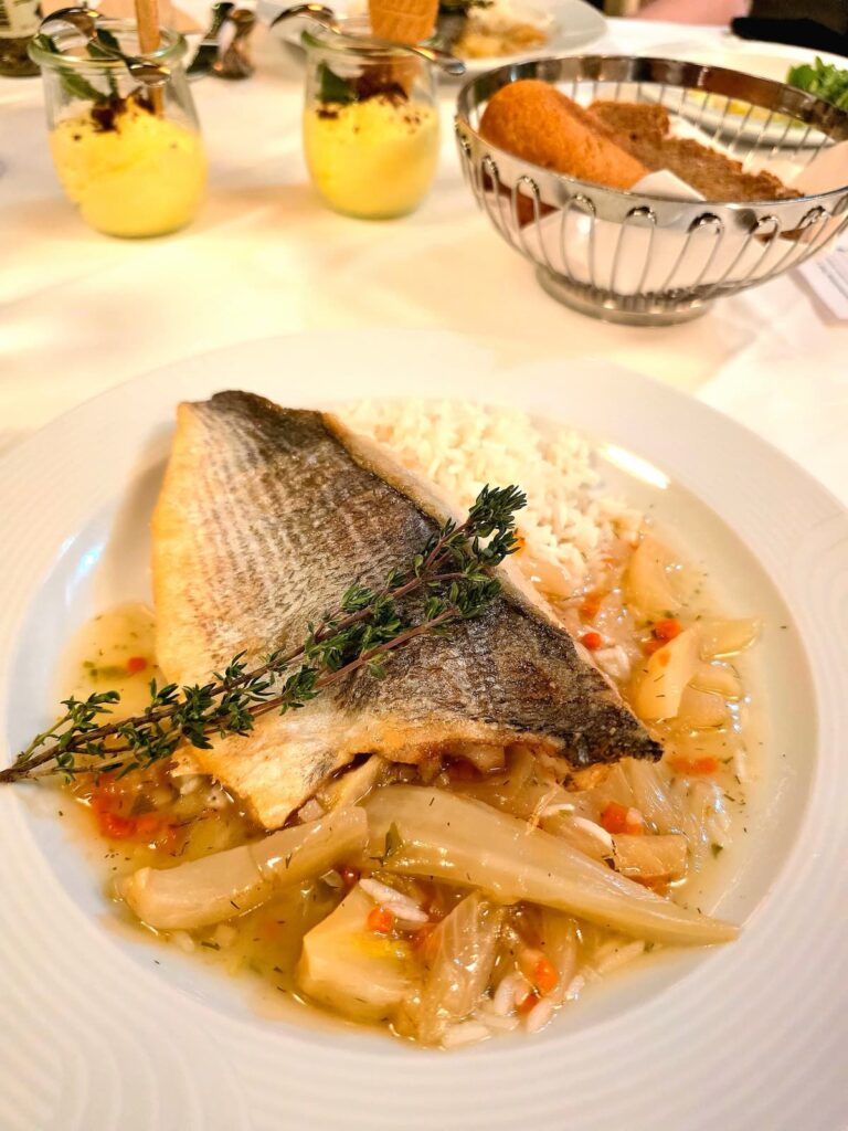 Gebratener Wolfsbarsch auf einem Bett aus Fenchel und Reis