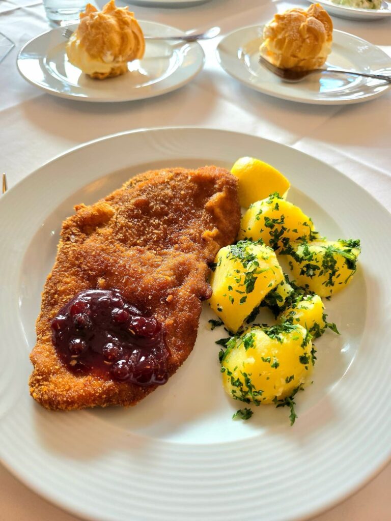 Wiener Schnitzel vom Schwein mit Petersilienkartoffeln und Preiselbeeren, Josefinenhof, Warmbad Villach